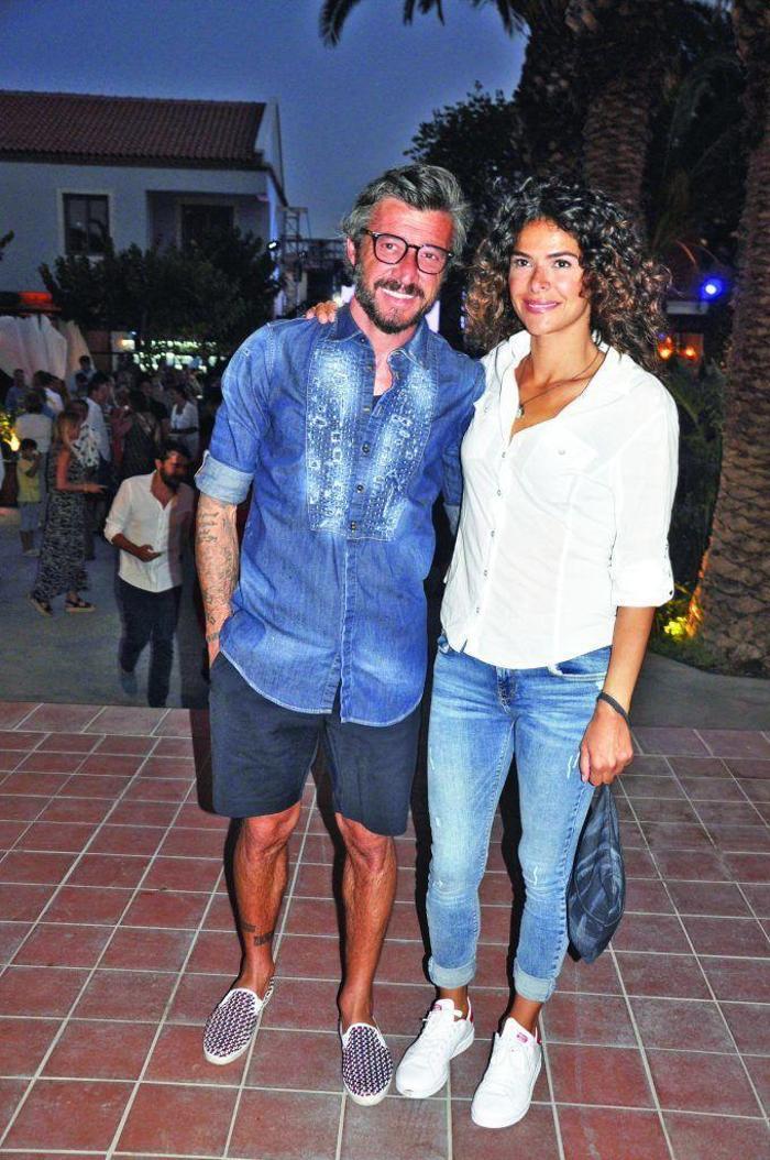 Tümer Metin ile oyuncu Gamze Topuz, soluğu Çeşmede aldı