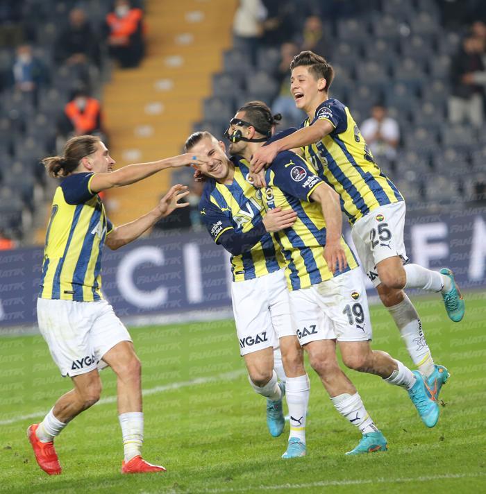 Fenerbahçede Serdar Dursun-Arda Güler diyaloğu dikkat çekti