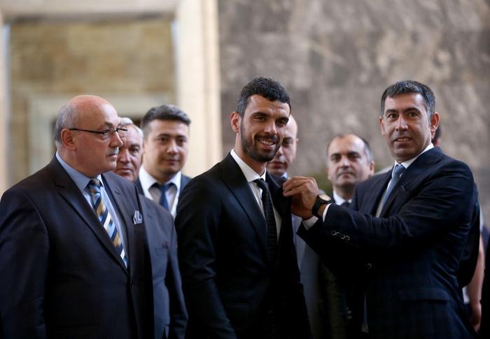 AK Parti Sakarya Milletvekili Kenan Sofuoğlu kayıt için Meclise gitti