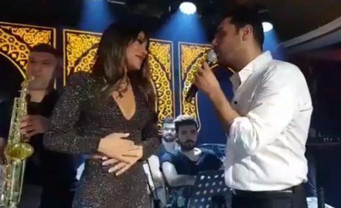Sahnede evlenme teklifineevetdedi
