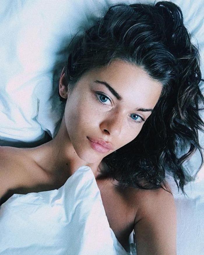 Georgia Fowlerın dekoltesi Moda Haftasına damga vurdu
