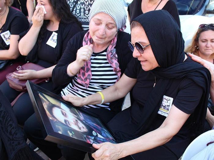 Herkesin yakasında Alper Baycının fotoğrafının yer aldığı görüldü. Çadırda taziyeleri kabul eden anne Aynur Baycın, oğlunun fotoğrafını kucağına alıp okşayıp, öperek