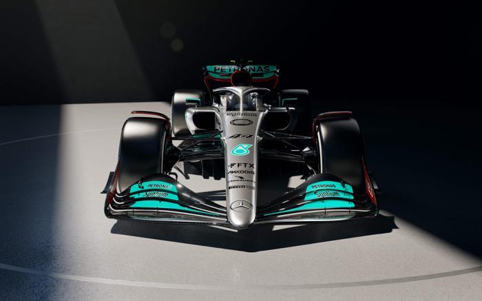 Formula 1de Mercedes yeni aracı W13ü tanıttı