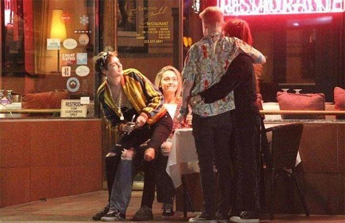 Cara Delevingne ile Paris Jackson birlikte dudak dudağa görütülendiler
