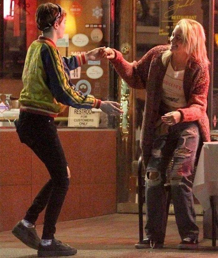 Cara Delevingne ile Paris Jackson birlikte dudak dudağa görütülendiler