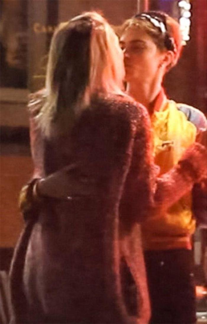 Cara Delevingne ile Paris Jackson birlikte dudak dudağa görütülendiler