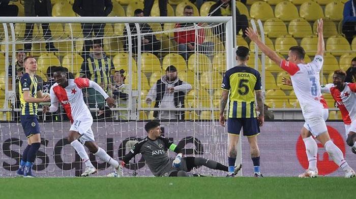 Fenerbahçe taraftarı çıldırdı, topa tuttu: Ali Koç istifa Rezil olmadığınız başka takım kaldı mı