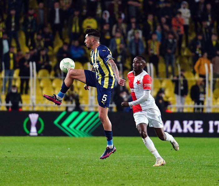 Fenerbahçe taraftarı çıldırdı, topa tuttu: Ali Koç istifa Rezil olmadığınız başka takım kaldı mı