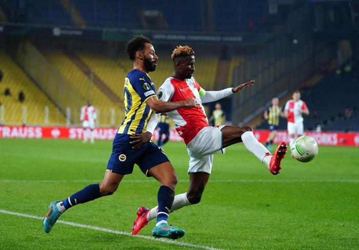 Fenerbahçe taraftarı çıldırdı, topa tuttu: Ali Koç istifa Rezil olmadığınız başka takım kaldı mı