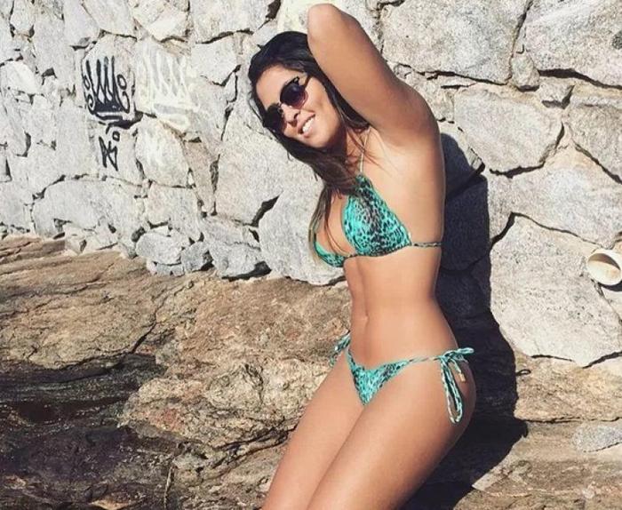 Romarionun kızı Danielle Favatto görenleri büyülüyor