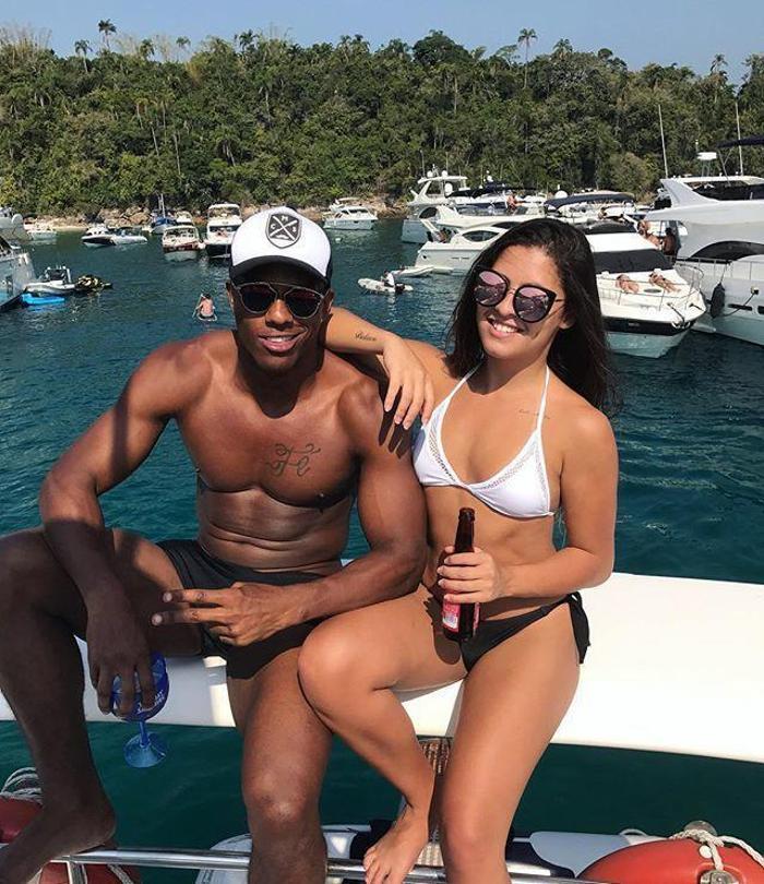 Romarionun kızı Danielle Favatto görenleri büyülüyor