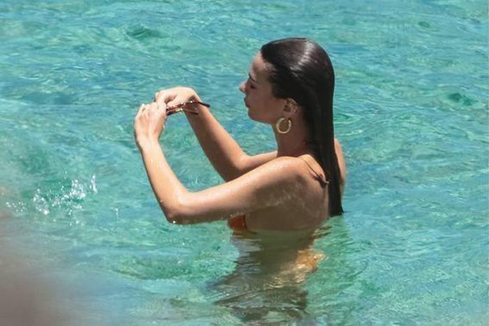 Emily Ratajkowskinin pareosu yırtıldı