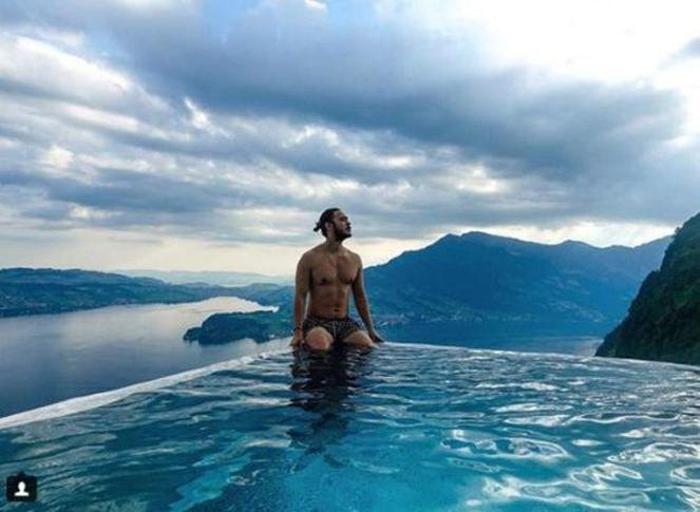 Pelin Akil ve Anıl Altanın havuz romantizmi
