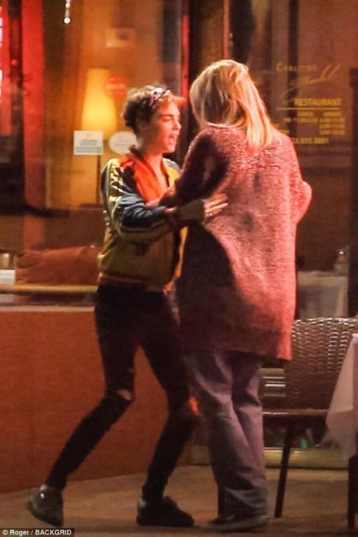 Cara Delevingne ile Paris Jackson öpüşürken yakalandı