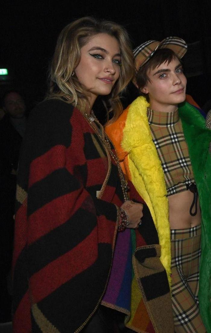 Cara Delevingne ile Paris Jackson öpüşürken yakalandı