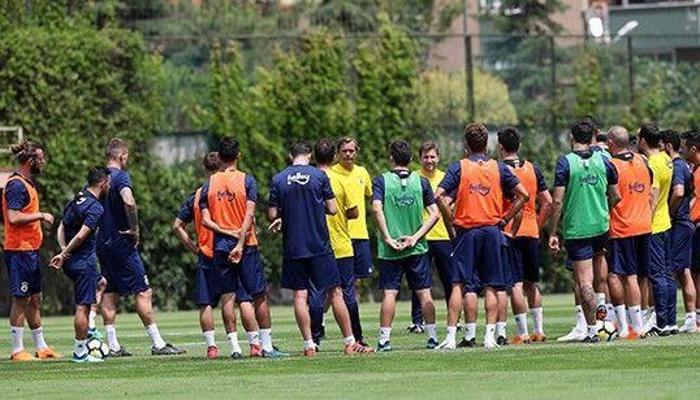 Cocu ilk idmanını yaptı Ali Koç futbolcularla buluştu