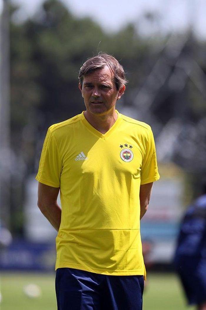 Cocu ilk idmanını yaptı Ali Koç futbolcularla buluştu