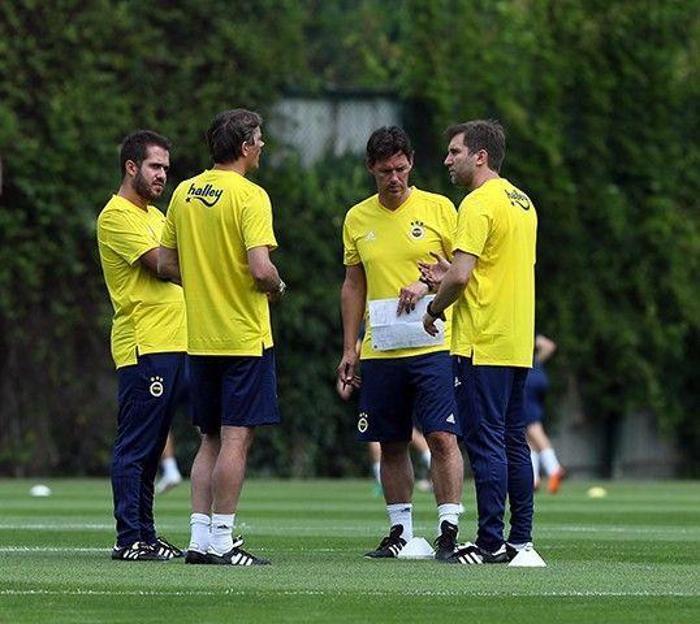 Cocu ilk idmanını yaptı Ali Koç futbolcularla buluştu