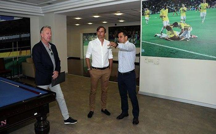Cocu ilk idmanını yaptı Ali Koç futbolcularla buluştu