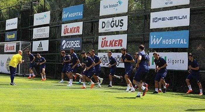 Cocu ilk idmanını yaptı Ali Koç futbolcularla buluştu