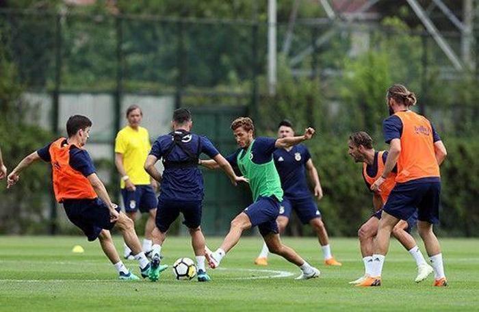 Cocu ilk idmanını yaptı Ali Koç futbolcularla buluştu