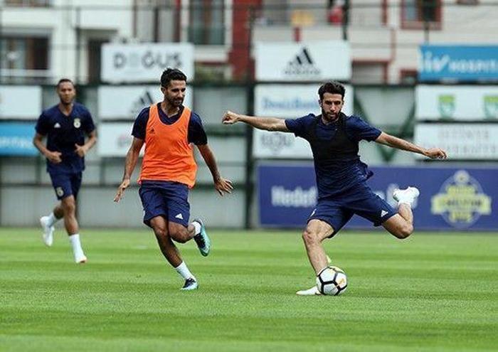 Cocu ilk idmanını yaptı Ali Koç futbolcularla buluştu