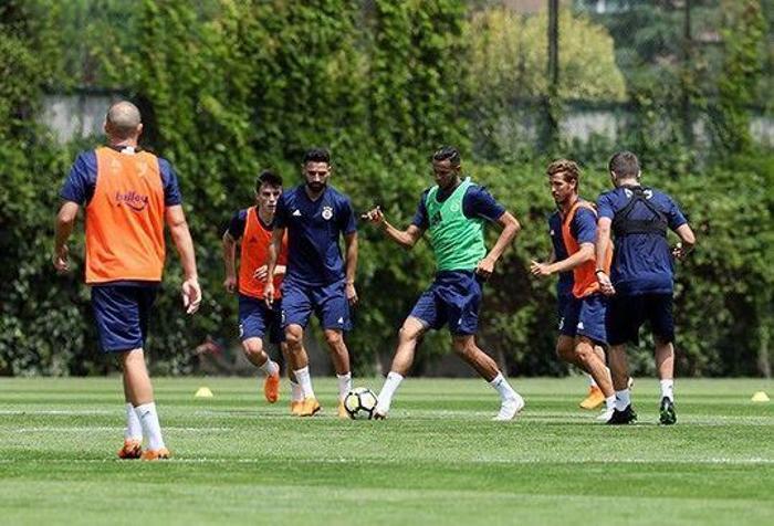 Cocu ilk idmanını yaptı Ali Koç futbolcularla buluştu