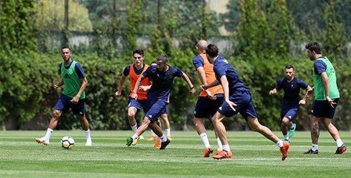Cocu ilk idmanını yaptı Ali Koç futbolcularla buluştu