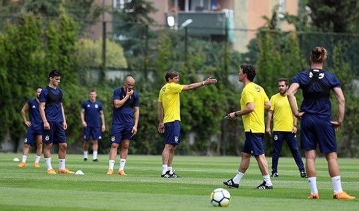 Cocu ilk idmanını yaptı Ali Koç futbolcularla buluştu