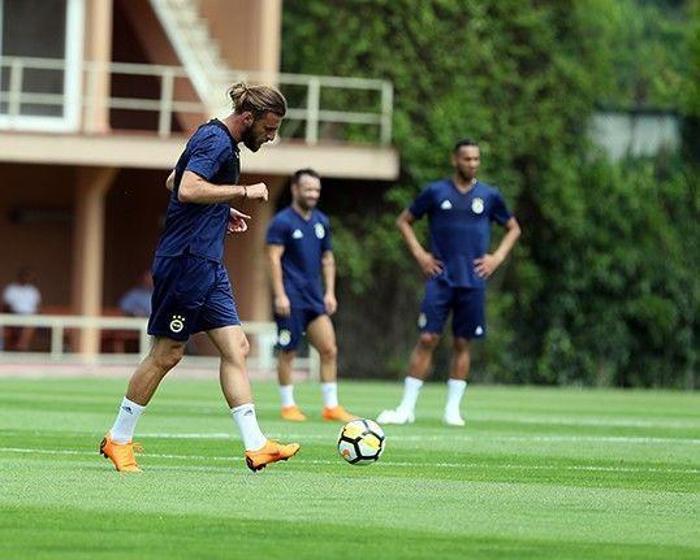 Cocu ilk idmanını yaptı Ali Koç futbolcularla buluştu