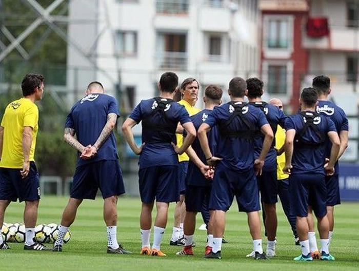 Cocu ilk idmanını yaptı Ali Koç futbolcularla buluştu