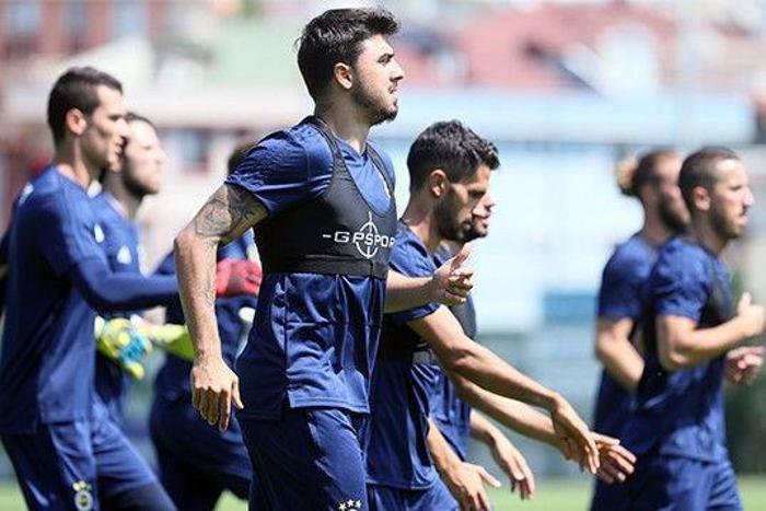Cocu ilk idmanını yaptı Ali Koç futbolcularla buluştu