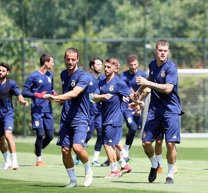 Cocu ilk idmanını yaptı Ali Koç futbolcularla buluştu
