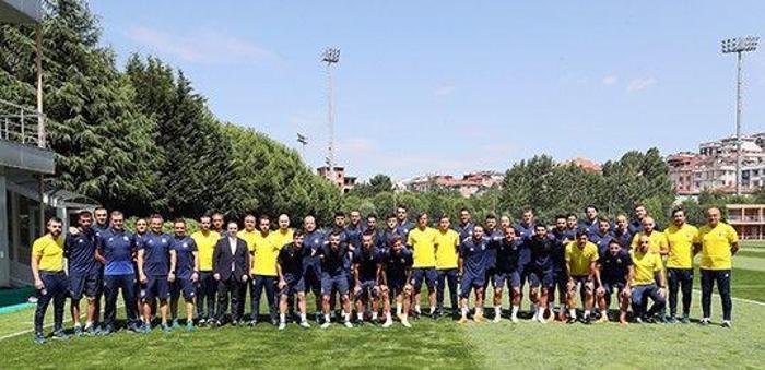Cocu ilk idmanını yaptı Ali Koç futbolcularla buluştu