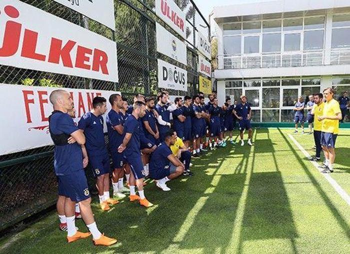 Cocu ilk idmanını yaptı Ali Koç futbolcularla buluştu
