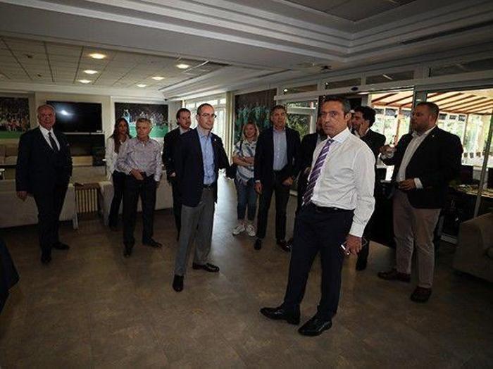 Cocu ilk idmanını yaptı Ali Koç futbolcularla buluştu