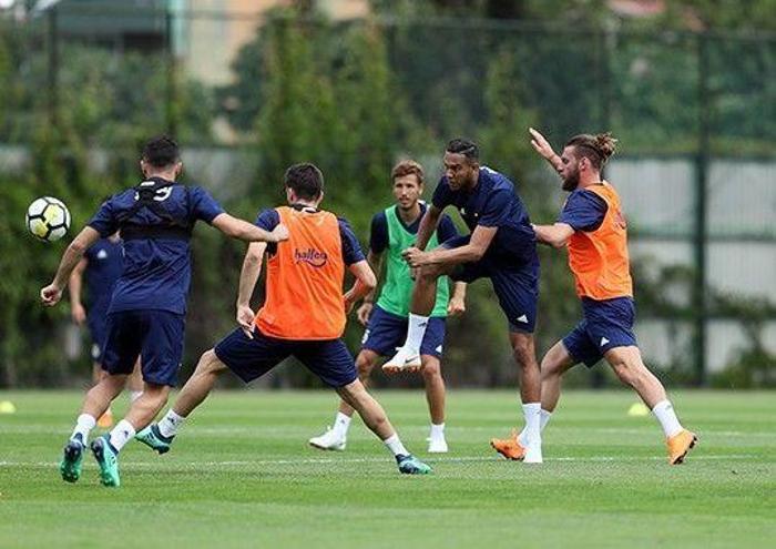 Cocu ilk idmanını yaptı Ali Koç futbolcularla buluştu