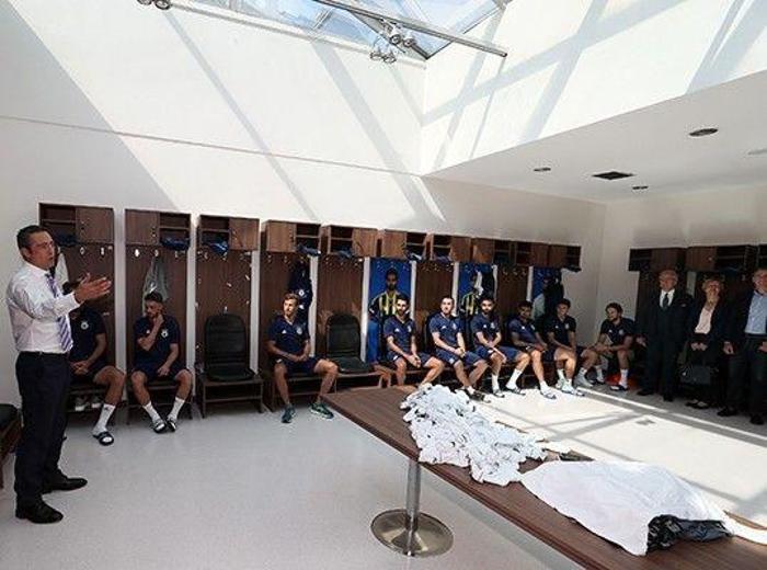 Cocu ilk idmanını yaptı Ali Koç futbolcularla buluştu
