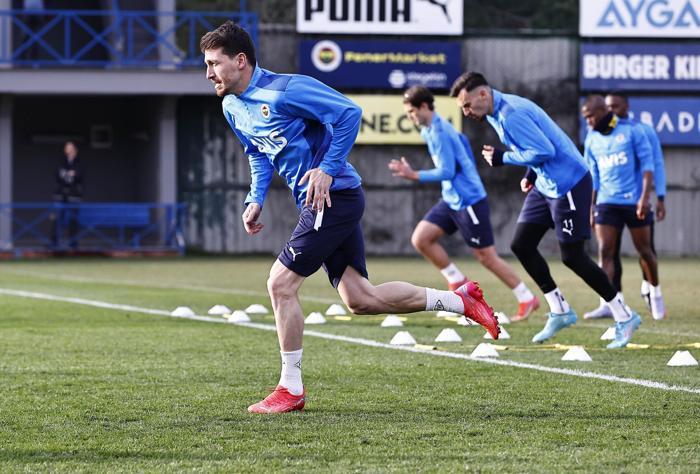 Son dakika Fenerbahçe haberi İsmail Kartal 11 için kararını verdi...