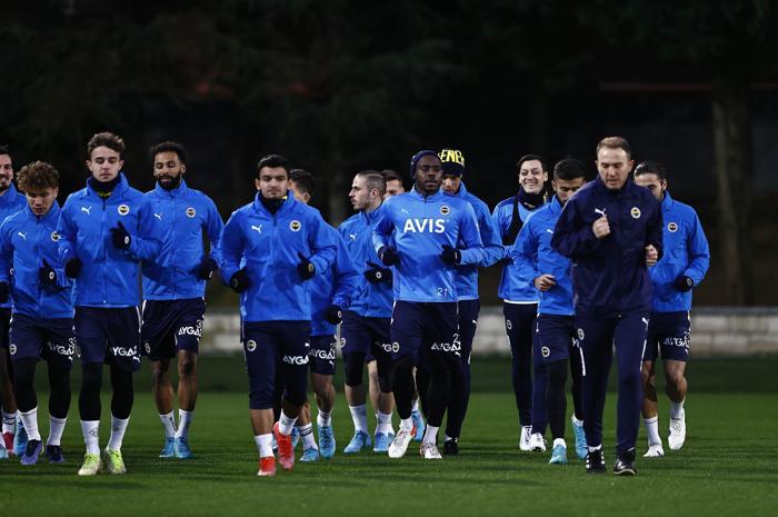 Son dakika Fenerbahçe haberi İsmail Kartal 11 için kararını verdi...