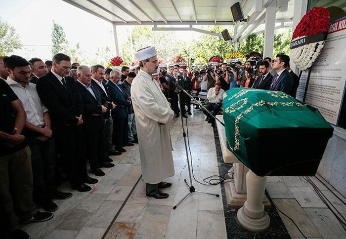 Alpay Özalanın babası toprağa verildi