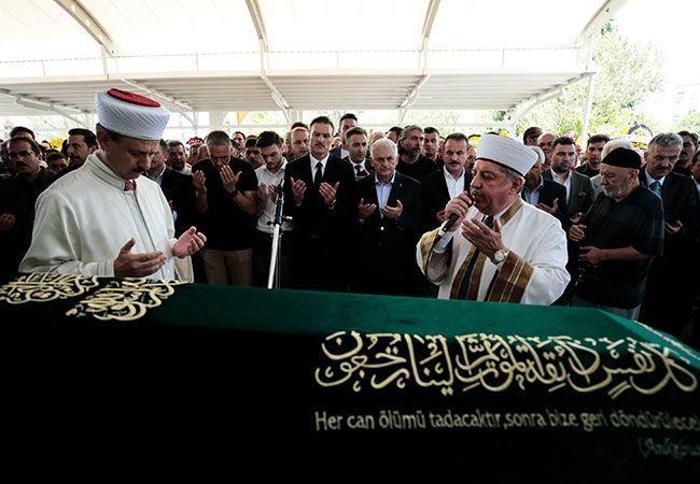 Alpay Özalanın babası toprağa verildi