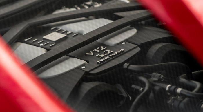 “Ferrari” katili Aston Martin