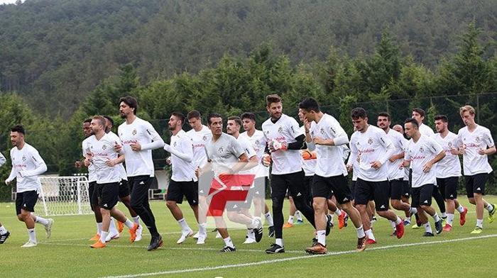 Beşiktaş sahaya indi Yeni transfer...