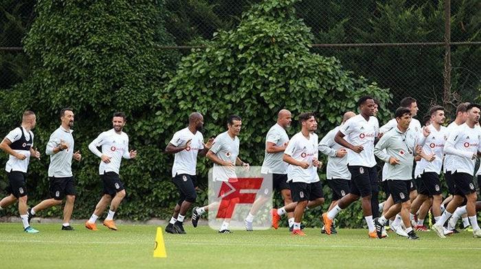 Beşiktaş sahaya indi Yeni transfer...