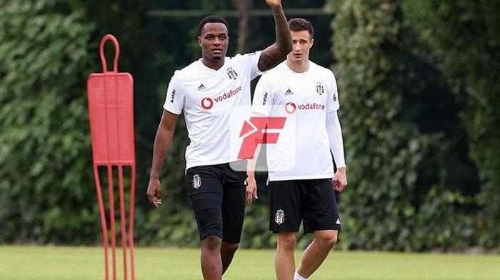 Beşiktaş sahaya indi Yeni transfer...