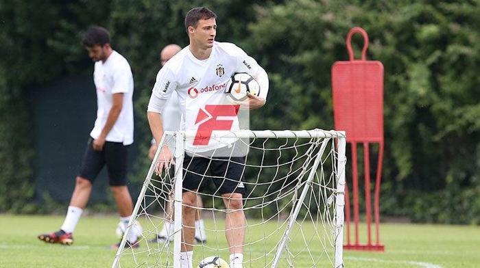 Beşiktaş sahaya indi Yeni transfer...