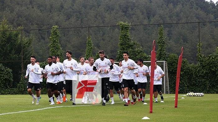 Beşiktaş sahaya indi Yeni transfer...