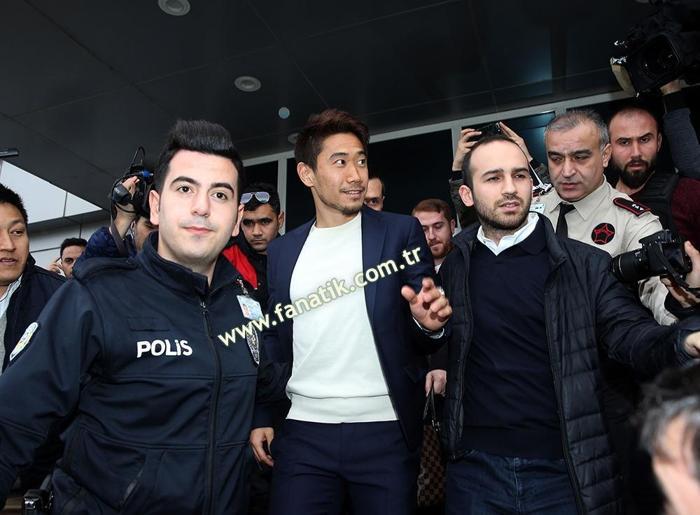 Shinji Kagawanın gelişinde arbede