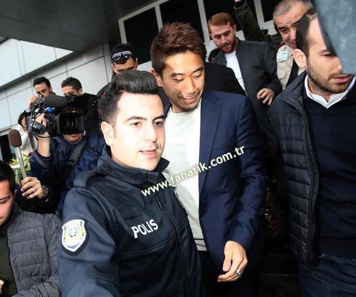 Shinji Kagawanın gelişinde arbede
